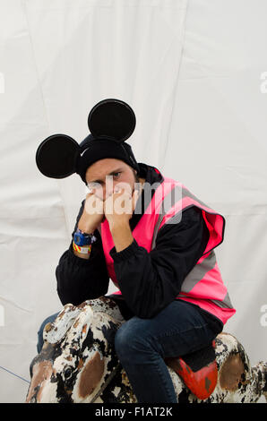 Worker bei Banksy Dismaland Verblüffung Park, ein Pop-up Kunstausstellung in Oldenburg, UK, 28. August 2015 Stockfoto