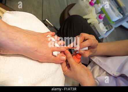 Vietnamesisch-amerikanische, Erwachsene Frau, Fußpflegerin, Auftragen von Nagellack, Pediküre, nail Salon, Novato, Marin County, Kalifornien Stockfoto