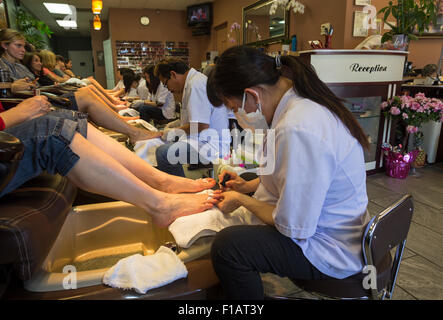 Vietnamesisch-amerikanische, Erwachsene Frau, Fußpflegerin, Auftragen von Nagellack, Pediküre, nail Salon, Novato, Marin County, Kalifornien Stockfoto