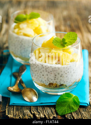 Chia-Samen-Pudding mit karamellisiertem Apfel und Schrot Cookies. Gesunde Ernährung. Stockfoto