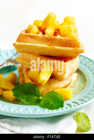 Belgische Waffeln mit karamellisiertem Apfel und Honig Stockfoto