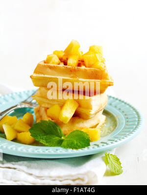 Belgische Waffeln mit karamellisiertem Apfel und Honig Stockfoto