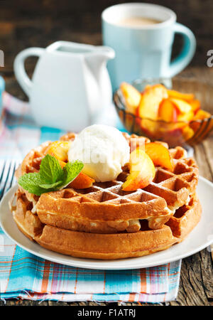 Belgische Waffeln mit Eis und frische Pfirsiche Stockfoto