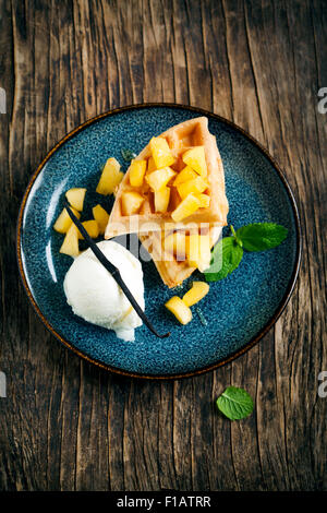 Belgische Waffeln mit karamellisiertem Apfel und Honig Stockfoto