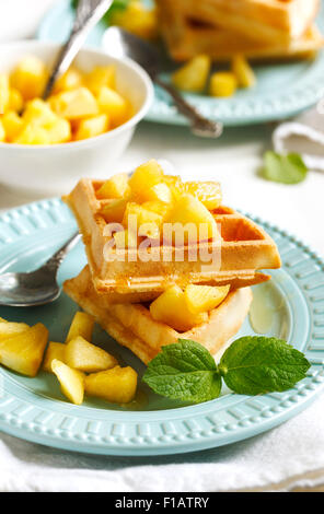 Belgische Waffeln mit karamellisiertem Apfel und Honig Stockfoto