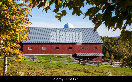 Farbenfrohe Herbstlandschaft und rote Scheune in Vermont, Herbst Neuengland Herbst Herbstliche Farmszene Scheunen Herbstbäume Blätter amerikanischen Scheune US Stockfoto