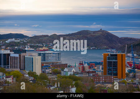 Ein Blick auf St. John's Harbour und Signal Hill mit dem Cabot Tower an einem bewölkten Nachmittag. St. John's, Neufundland, Kanada. Stockfoto