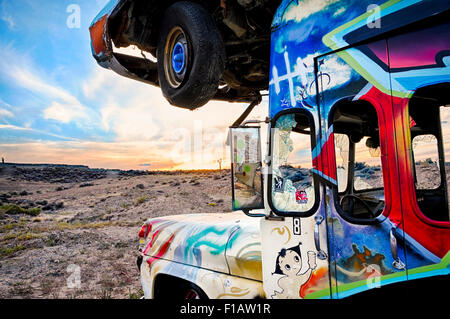 Junk-e-Autos künstlerisch im Feld platziert oder begraben in der Wüste in der Nähe von Goldfield, Nevada am Ort bekannt als die "Auto-Friedhof" Stockfoto
