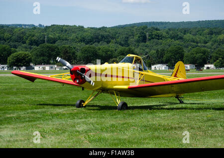 Schleppmaschine wird aufgestellt, um nächsten Segelflugzeug in Luft zu nehmen. Stockfoto