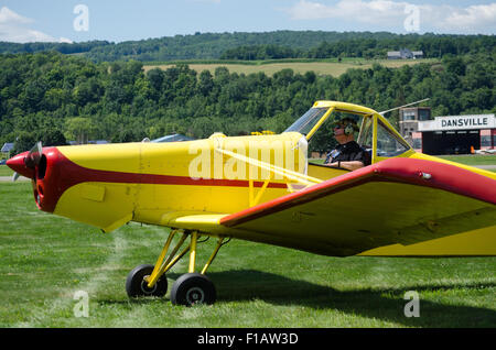 Schleppmaschine wird aufgestellt, um nächsten Segelflugzeug in Luft zu nehmen. Stockfoto