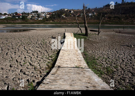 Ensenada. 28. August 2015. Bild aufgenommen am 28. August 2015 zeigt das Flussbett am Emiliano Lopez Zamora Dam in Ensenada Gemeinde, Nordwesten Mexikos. Des Landes Baja California State, insbesondere die Gemeinden Tijuana, Playas de Rosario und Ensenada, Zeuge eine schwere Dürre. © Guillermo Arias/Xinhua/Alamy Live-Nachrichten Stockfoto