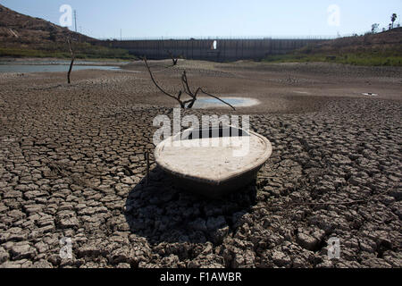 Ensenada. 28. August 2015. Bild aufgenommen am 28. August 2015 zeigt das Flussbett am Emiliano Lopez Zamora Dam in Ensenada Gemeinde, Nordwesten Mexikos. Des Landes Baja California State, insbesondere die Gemeinden Tijuana, Playas de Rosario und Ensenada, Zeuge eine schwere Dürre. © Guillermo Arias/Xinhua/Alamy Live-Nachrichten Stockfoto