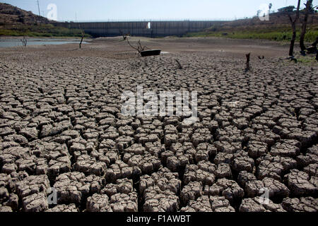 Ensenada. 28. August 2015. Bild aufgenommen am 28. August 2015 zeigt das Flussbett am Emiliano Lopez Zamora Dam in Ensenada Gemeinde, Nordwesten Mexikos. Des Landes Baja California State, insbesondere die Gemeinden Tijuana, Playas de Rosario und Ensenada, Zeuge eine schwere Dürre. © Guillermo Arias/Xinhua/Alamy Live-Nachrichten Stockfoto