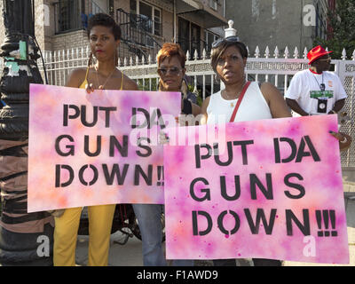 Frauen drängen auf Spike Lee Block Party in Bedford-Stuyvesant Abschnitt von Brooklyn, New York, 29. August, 20015 Waffenkontrolle. Stockfoto