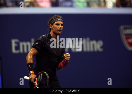 New York, USA. 31. August 2015. Rafael Nadal aus Spanien reagiert nach dem Sieg eines Punkt gegen Borna Coric Kroatien während der ersten Runde Aktion bei den US Open in Flushing Meadows, New York. Bildnachweis: Adam Stoltman/Alamy Live-Nachrichten Stockfoto