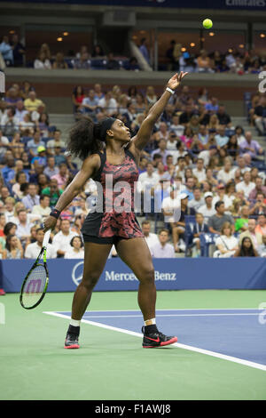 New York, USA. 31. August 2015. Serena Williams (USA) während ihr erstes Vorrundenspiel gegen Vitallia Diatchenko (RUS), der mit einer Verletzung im Ruhestand. Bildnachweis: PCN Fotografie/Alamy Live-Nachrichten Stockfoto