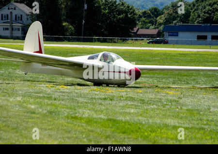 Flugzeug Segelflugzeug für Aufzug abziehen ist. Stockfoto