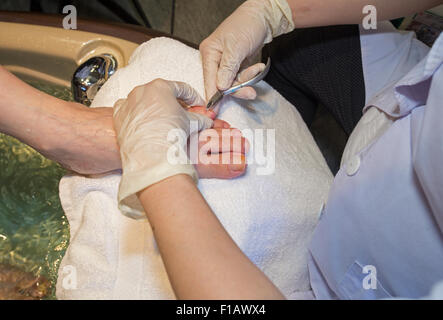 Vietnamesisch-amerikanische, Erwachsene Frau, Fußpflegerin, Nagelhaut, Pediküre, nail Salon, Novato, Marin County, Kalifornien Stockfoto