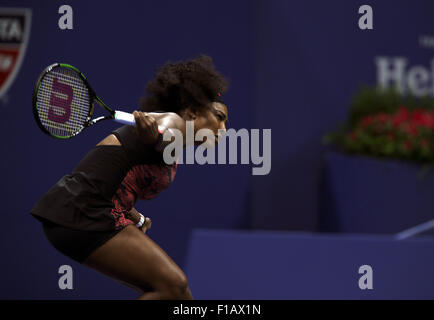 New York, USA. 31. August 2015. Serena Williams in Aktion gegen Russlands Vitalia Diatchenko während der ersten Runde Aktion am Montag, 31. August, bei den US Open in Flushing Meadows, New York. Bildnachweis: Adam Stoltman/Alamy Live-Nachrichten Stockfoto
