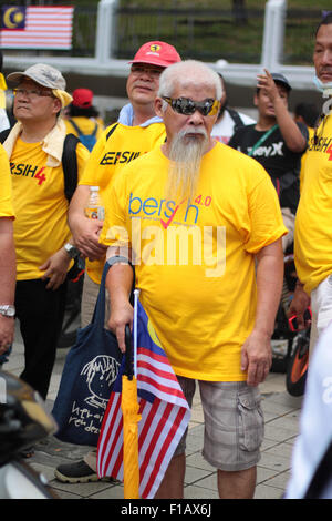 KUALA LUMPUR, MALAYSIA, 29. August 2015: gelbes Hemd Senior malaysischen besucht die BERSIH Rallye. Stockfoto