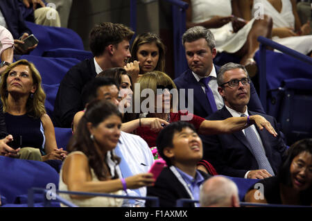 New York, USA. 31. August 2015. Anna Wintour genießen die Aktion während der ersten Runde Serena Williams entsprechen Montag, 31. August, bei den US Open in Flushing Meadows, New York. Bildnachweis: Adam Stoltman/Alamy Live-Nachrichten Stockfoto