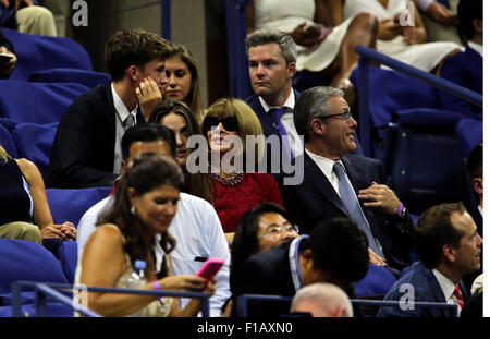 New York, USA. 31. August 2015. Anna Wintour genießen die Aktion während der ersten Runde Serena Williams entsprechen Montag, 31. August, bei den US Open in Flushing Meadows, New York. Bildnachweis: Adam Stoltman/Alamy Live-Nachrichten Stockfoto