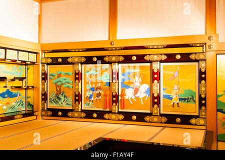 Kumamoto schloss vor dem Erdbeben 2016. Innenraum der rekonstruierten Goten Palace. Shokun-no-ma Zimmer mit Malerei in der Prozession an der Wall panels. Stockfoto