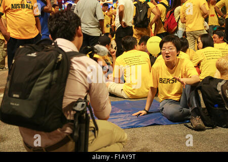 KUALA LUMPUR, MALAYSIA, 29. August 2015: Interview mit einem BERSIH Rallye Goer am Merdeka Square. Stockfoto