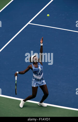 New York, USA. 31. August 2015. Venus Williams in Aktion gegen Monica Puig in der ersten Runde der US Open in Flushing Meadows, New York am Montag, den 31. August. Credit: Adam Stoltman/Alamy Live News Stockfoto