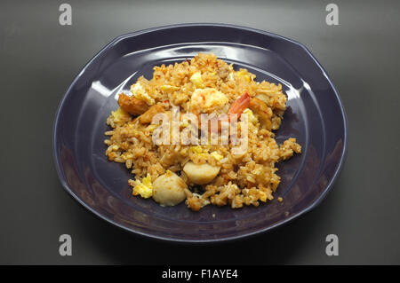 Gebratenen Reis mit Chilipaste rühren Stockfoto