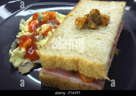 Schinken und Tomaten-Sandwich mit Rührei Stockfoto