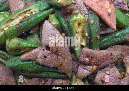 Rühren Sie gebratenes Schweinefleisch, Leber mit Okra, Lady finger Stockfoto