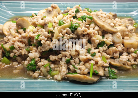 Gebratenes Hackfleisch Schweinefleisch mit Pilzen und grünem Gemüse Stockfoto