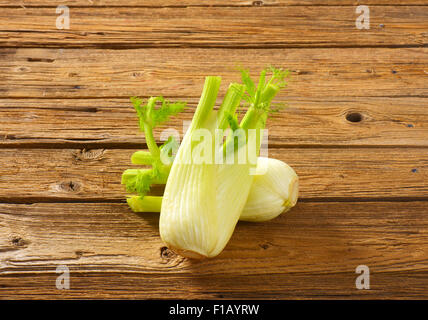 Birnen mit frischem Fenchel auf Holztisch Stockfoto