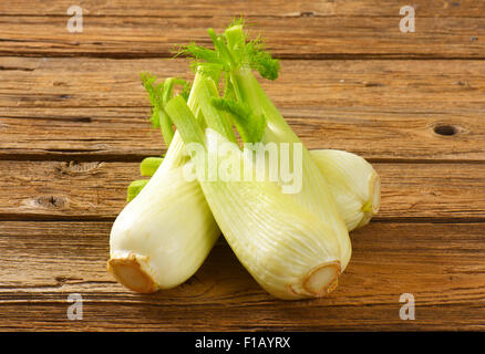 Birnen mit frischem Fenchel auf Holztisch Stockfoto