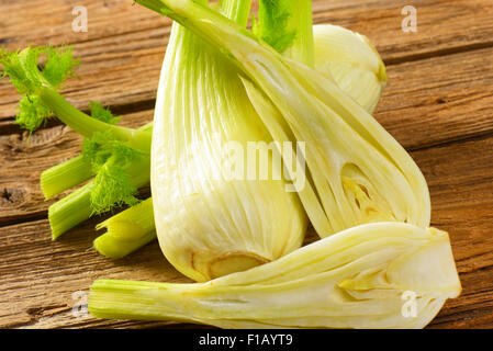 Birnen mit frischem Fenchel auf Holztisch Stockfoto