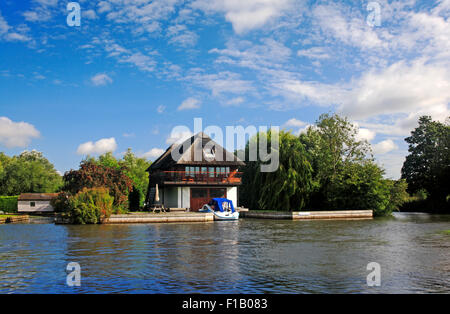 Am Flussufer Unterkunft mit eigenem Liegeplatz durch den Fluss Bure auf den Norfolk Broads in Horning, Norfolk, England, Vereinigtes Königreich. Stockfoto