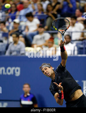 New York, USA. 31. August 2015. Rafael Nadal aus Spanien dient den Ball in den Männern Singles ersten Vorrundenspiel gegen Borna Coric Kroatien bei den 2015 US Open in New York, Vereinigte Staaten, 31. August 2015. Rafael Nadal gewann 3: 1. Bildnachweis: Xinhua/Alamy Live-Nachrichten Stockfoto