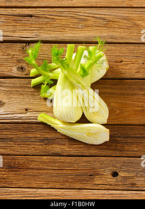 Birnen mit frischem Fenchel auf Holztisch Stockfoto