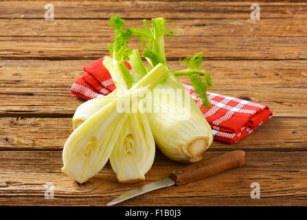 Birnen mit frischem Fenchel auf Holztisch Stockfoto