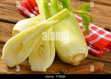 Birnen mit frischem Fenchel auf Holztisch Stockfoto