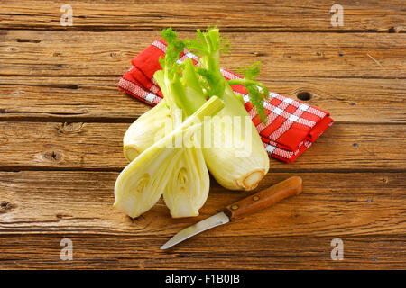 Birnen mit frischem Fenchel auf Holztisch Stockfoto