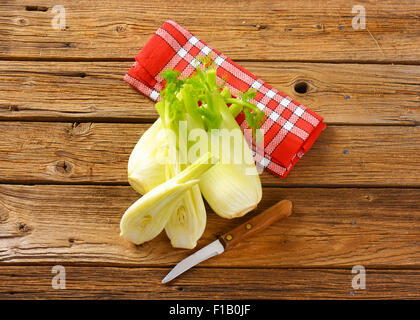 Birnen mit frischem Fenchel auf Holztisch Stockfoto