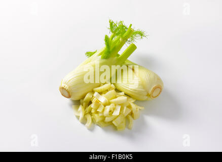 Fenchelknollen auf weißem Hintergrund Stockfoto