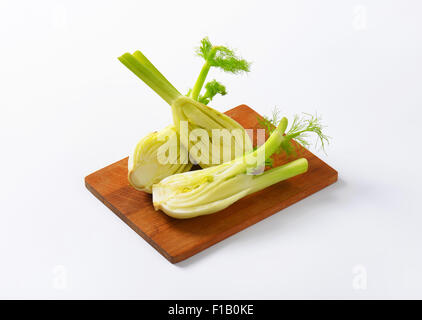 halbierten Fenchel auf Holzbrett Stockfoto