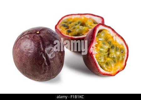 Nahaufnahme von einem ganzen und Split Maracujas (Passionsfrucht, lila Granadilla (Passiflora Edulis)) isoliert auf weißem Hintergrund. Stockfoto