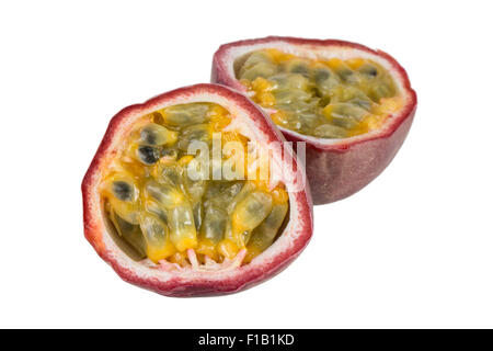 Nahaufnahme einer Split-Maracuja (Passionsfrucht, lila Granadilla (Passiflora Edulis)) isoliert auf weißem Hintergrund. Stockfoto