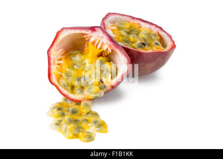 Nahaufnahme einer Split-Maracuja (Passionsfrucht, lila Granadilla (Passiflora Edulis)) isoliert auf weißem Hintergrund. Stockfoto