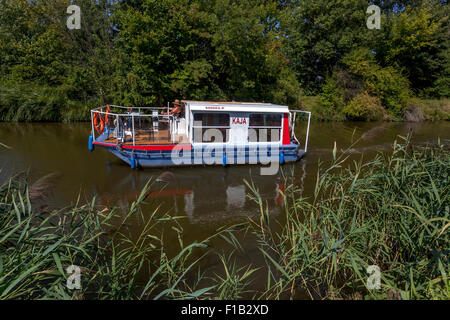 menschen im boot bata canal morava fluss tschechien sudmahren stockfotografie alamy