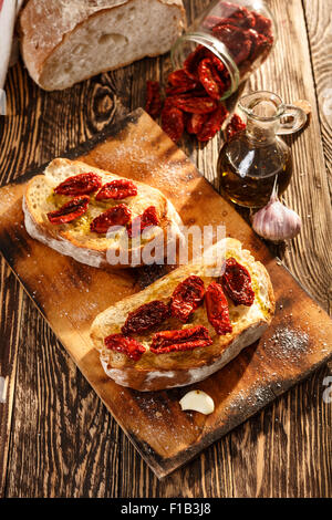 Bruschetta mit getrockneten Tomaten, Knoblauch und Olivenöl. Traditionelle italienische Küche Sandwich hergestellt von gegrilltem Ciabatta. Antipasti Stockfoto